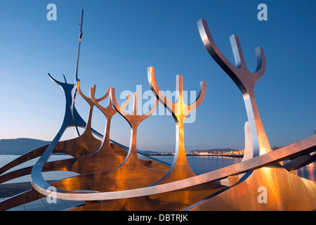 L'Islande, Reykjavik, Solfar (Sun Voyager), en acier inoxydable, emblématique de la sculpture moderne représentant un longboat Viking Banque D'Images