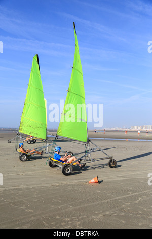 Les personnes conduisant le char à voile sur la plage. Ils sont en train d'apprendre et de s'amuser. Un homme et une femme roulant côte à côte à la f Banque D'Images