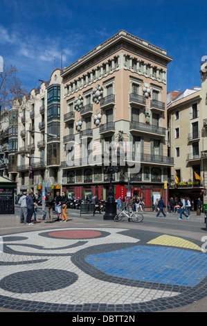 Un pavement en mosaïques par Miro et bâtiment décoré avec des parasols, sur Las Ramblas, Barcelone, Catalogne, Espagne, Europe Banque D'Images