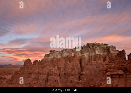 Nuages orange à l'aube sur les badlands, Goblin Valley State Park, Utah, États-Unis d'Amérique, Amérique du Nord Banque D'Images