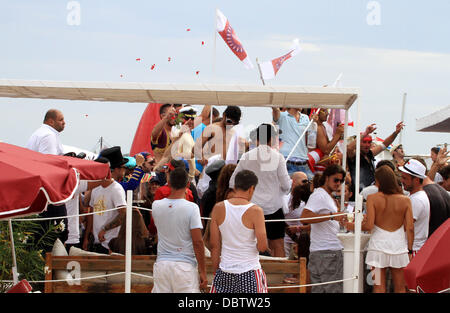 L'atmosphère Voile Rouge Beach Party à St Tropez St Tropez - 19.08.11 Banque D'Images