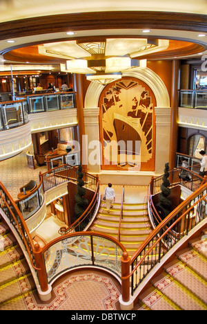 Grand escalier sur la ligne Cunard Queen Elizabeth Ship Banque D'Images