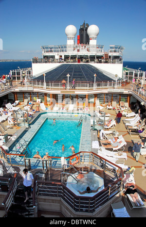 Piscine sur la ligne Cunard Queen Elizabeth Ship Banque D'Images