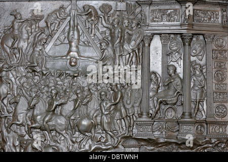 Détail d'un portail de la Crucifixion de Saint Pierre, à l'avant porte d'entrée de la Basilique Saint-Pierre, Vatican, Rome, Latium, Italie Banque D'Images