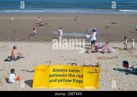 Avis de sauveteurs Alway nager entre les drapeaux rouge et jaune Seaburn, North East England UK Banque D'Images