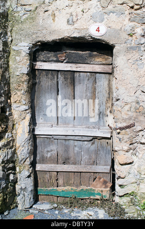 Vieille porte en bois délabrées à l'adresse n° 4 dans le village de Vesallo, ligurie, italie Banque D'Images