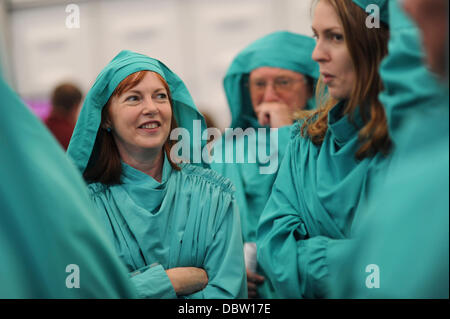 Denbigh, Clwyd, Pays de Galles, Royaume-Uni. Lundi 5 août 2013, la National Eisteddfod de galles, Denbigh, Clwyd, Pays de Galles, Royaume-Uni. Les membres de la Gorsedd des bardes, se préparer pour la première cérémonie de la semaine, à la 2013 La Lumière au cinéma. L'Eisteddfod national est le premier pays de Galles Welsh language arts, littérature et poésie festival, visiter un autre endroit en Amérique du Nord et du sud du Pays de Galles sur les deux ans. Cette année, l'événement se tiendra sur les terres agricoles à l'extérieur de Denbigh, dans la vallée de Clwyd, Nord du Pays de Galles Credit : Keith morris/Alamy Live News Banque D'Images