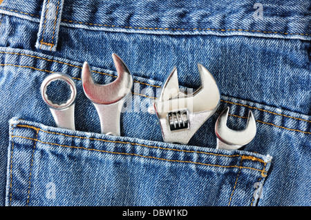 Les clés dans la poche arrière d'une paire de jeans en denim Banque D'Images