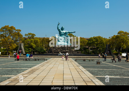 Statue de la paix dans le parc de la paix, Nagasaki, Kyushu, au Japon, en Asie Banque D'Images