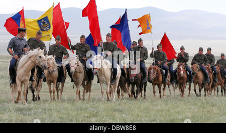 Les membres des Forces armées mongoles 234 unité de cavalerie faire une démonstration de leur circonscription au cours de la cérémonie d'ouverture de l'exercice Khaan Quest le 3 août 2013 dans cinq Hills Domaine de formation, la Mongolie. Banque D'Images