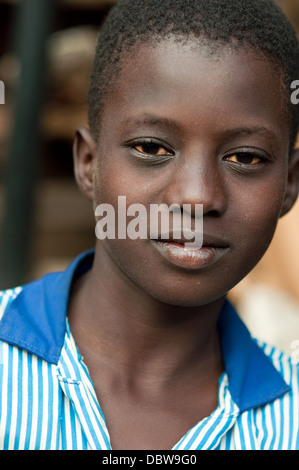 Garçon dans le marché central, Lomé, Togo Banque D'Images