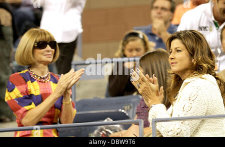 Anna Wintour, rédactrice en chef du Vogue américain et Mirka Federer regarder le match entre Roger Federer de la Suisse de la Suisse et Santiago Giraldo de Colombie-Britannique au cours de la première journée de l'US Open 2011 à l'USTA Billie Jean King National Tennis Center o Banque D'Images