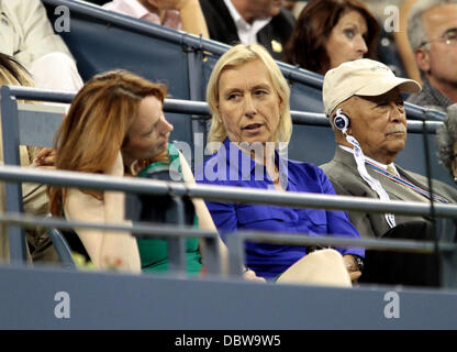 Martina Navratilova et son amie Julia Lemigova regarder le match entre Venus Williams de l'USA et Vesna Dolonts de la Russie au cours de la première journée de l'US Open 2011 à l'USTA Billie Jean King National Tennis Center le 29 août 2011. Williams a remporté le Banque D'Images