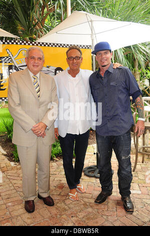 Le maire de Miami ville Tomas Regalado, Coprésident du groupe marchand de Coco Stephen Licata et Glace Vanille conférence de presse avant la troisième édition de "La Grande Grove Bed Race" tenue à Coconut Grove dans le Peacock Garden Cafe Miami, Floride - 30.08.11 Banque D'Images