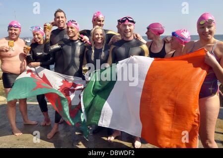 Singer Ronan Keating, les présentateurs de télévision Jenny Frost et Jason Bradbury, et strictement star Pamela Stephenson ont terminé un marathon de natation de collecte de fonds à travers la mer d'Irlande. La nageuse médaillée olympique dirigée par Steve Parry, ils ont tous touché terre sur une plage à ni Banque D'Images