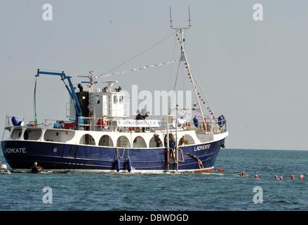 Singer Ronan Keating, les présentateurs de télévision Jenny Frost et Jason Bradbury, et strictement star Pamela Stephenson ont terminé un marathon de natation de collecte de fonds à travers la mer d'Irlande. La nageuse médaillée olympique dirigée par Steve Parry, ils ont tous touché terre sur une plage à ni Banque D'Images