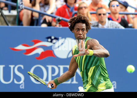 Gael Monfils, de la France joue contre Juan Carlos Ferrero, de l'Espagne au cours de la quatrième journée de l'US Open 2011 à l'USTA Billie Jean King National Tennis Center dans le quartier de rinçage de la Queens Borough de la ville de New York. Ferrero, a gagné en cinq manches de 7-6, Banque D'Images