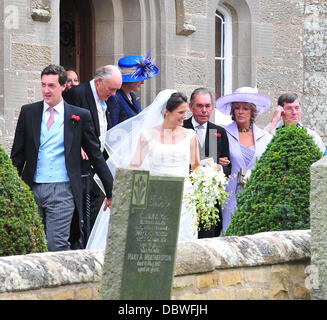 Andrew Charlton et Edwina Palmer, aux côtés du Père Éternel Edwina Palmer le mariage de Andrew Charlton et Edwina Palmer à Edrom Église dans le Berwickshire Duns, Ecosse - 03.09.11 Banque D'Images