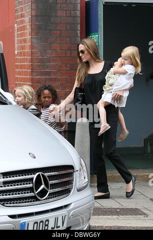 Angelina Jolie et les enfants Vivienne, Maddox et Shiloh de quitter le cinéma, après avoir capturé un dépistage matin Surrey, Angleterre - 04.09.11 Banque D'Images