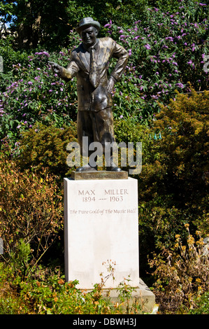 Statue de music hall humoriste Max Miller en parc public à Brighton East Sussex England UK Banque D'Images
