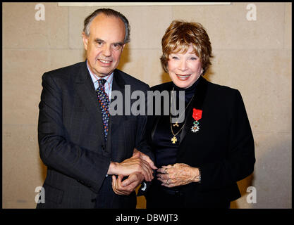 Shirley MacLaine et Frédéric Mittérand Shirley MacLaine à la cinémathèque de Paris Bercy où elle a reçu la Légion d'Honneur par Frédéric Mitterrand, le ministre de la culture Paris, France - 05.09.11 Banque D'Images