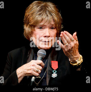 Shirley MacLaine à la cinémathèque de Paris Bercy où elle a reçu la Légion d'Honneur par Frédéric Mitterrand, le ministre de la culture Paris, France - 05.09.11 Banque D'Images