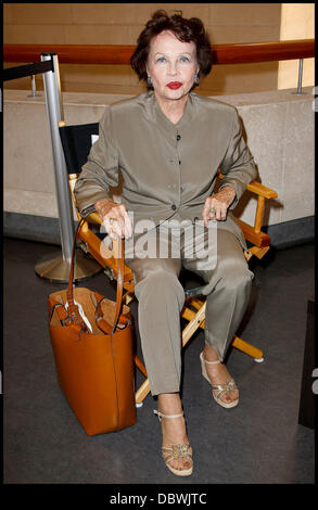 Leslie Caron Shirley MacLaine à la cinémathèque de Paris Bercy où elle a reçu la Légion d'Honneur par Frédéric Mitterrand, le ministre de la culture Paris, France - 05.09.11 Banque D'Images