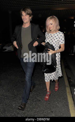 Fearne Cotton et son petit ami Jesse Wood de quitter l'Hôtel Savoy, ayant assisté à la 'Freddie for a Day' party - une soirée de comédie et de la musique pour marquer ce qui aurait été le 65e anniversaire de Freddie Mercury. Londres, Angleterre - 06.09.11 Banque D'Images