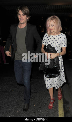 Fearne Cotton et son petit ami Jesse Wood de quitter l'Hôtel Savoy, ayant assisté à la 'Freddie for a Day' party - une soirée de comédie et de la musique pour marquer ce qui aurait été le 65e anniversaire de Freddie Mercury. Londres, Angleterre - 06.09.11 Banque D'Images