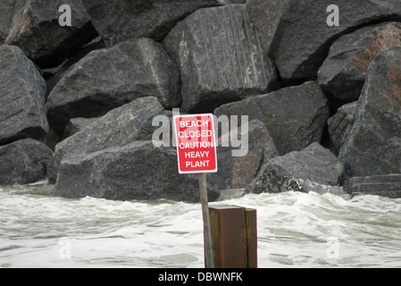 Plage fermée pendant que les roches sont placées pour arrêter l'érosion côtière Banque D'Images