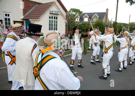 Morris Dancers performing dans centre village Banque D'Images