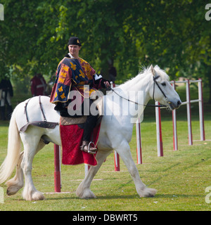 Chevaliers en armures à cheval au tournoi de joutes re-enactment. Banque D'Images