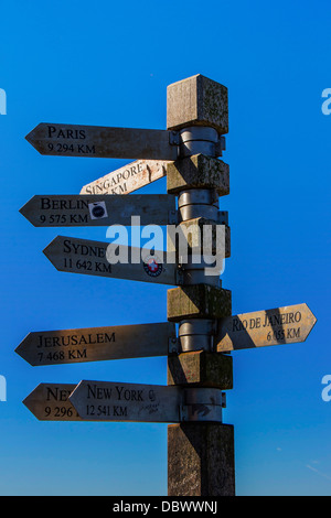 Un signpole à Cape Point à Cape Town, indiquant les distances à d'autres grandes villes dans le monde Banque D'Images