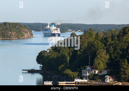 Navire à passagers naviguant Saphir Saga archipel de Stockholm, en direction de la ville. La Suède Banque D'Images