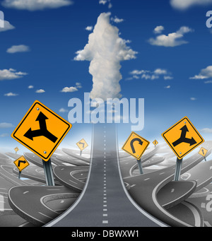 Détermination ciblée succès concept avec une route ou autoroute à l'avenir d'un groupe de confondre les distractions fading dans le ciel avec les nuages en forme d'une flèche vers le haut comme un symbole de la liberté financière. Banque D'Images