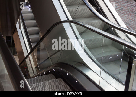 Détail d'un escalator dans un bâtiment moderne Banque D'Images