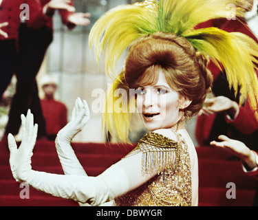 1969 HELLO DOLLY ! STAR Barbra Streisand QUE DOLLY LEVI portant une coiffe À PLUMES LOOKING AT CAMERA Banque D'Images