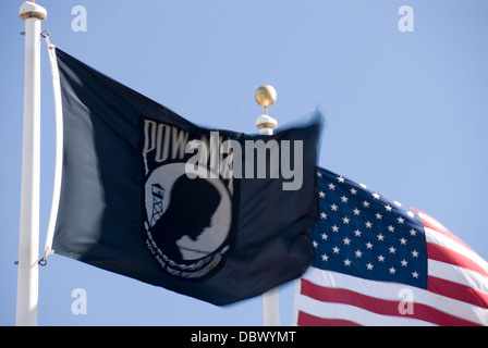 Close up on black pow mia drapeau et stars and stripes American flag flying together, USA Banque D'Images