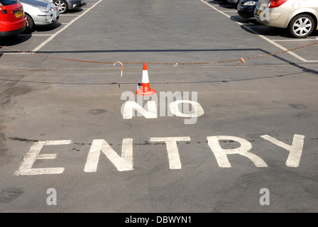 Maidstone, Kent, Angleterre, Royaume-Uni. Aucun signe d'entrée dans le parc automobile et traffic cone Banque D'Images