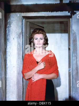 1960 PUBLICITÉ PORTRAIT DE SOPHIA LOREN TOUJOURS PORTER DU ROUGE CHÂLE LOOKING AT CAMERA Banque D'Images