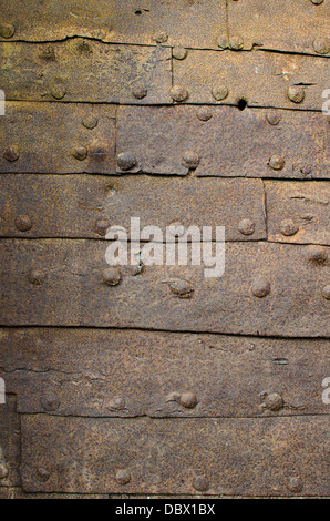 Ancienne plaque de métal d'une ancienne porte à une forteresse à Zamora (Espagne). Banque D'Images