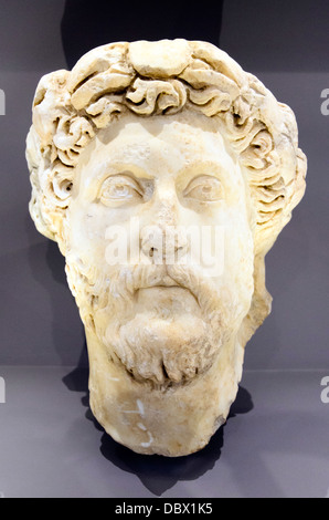 En mode portrait sur la vie-taille de la ville cosmopolite de l'empereur Marc Aurèle (Marcus Aurelius Antoninus, 161-180 AD), qui a déclaré que le monde entier était sa patrie. Il est couronné d'une couronne de laurier avec une médaille centrale. Les iris des yeux ont été faites d'un matériau incrusté pas préservés. Le portrait appartient à la Cuirassed type sculptural. Gortyna, période romaine, 2e 100. AD. Musée Archéologique d'Héraklion - Crète, Grèce Banque D'Images