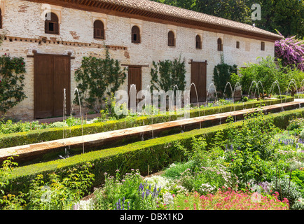 Fontaines dans le Patio de la Acequia, Generalife palace, Grenade, Espagne. Banque D'Images