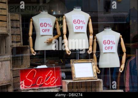 Vitrine avec 60 % de rabais sur la vente à Peggs & Son à Brighton East Sussex England UK mannequin gauche donnant le doigt Banque D'Images