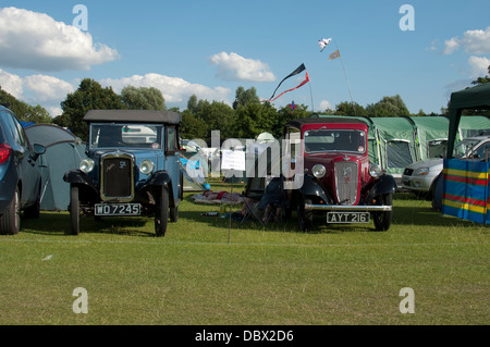 Austin 7 voitures à la Warwick Folk Festival camping, Warwick, Royaume-Uni Banque D'Images