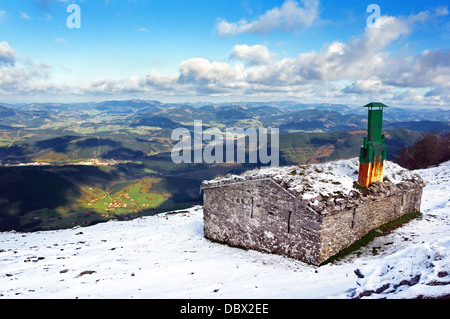 Dans un chalet avec une belle vue sur la montagne en hiver Banque D'Images