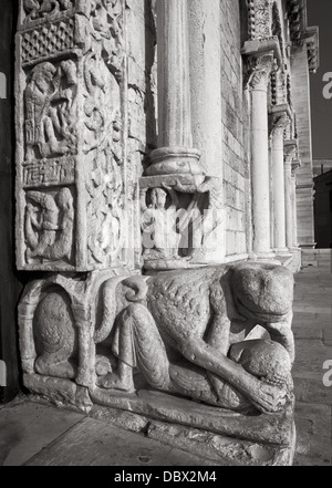 Cathédrale dédiée à Saint Nicolas le pèlerin et situé en bord de mer à Trani, Puglia (Apulia) Banque D'Images