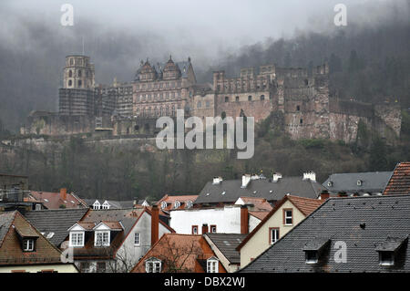 (dpa-file) - Une photo de fichier datée du 27 décembre 2012 montre le château de Heidelberg entouré de brouillard à Heidelberg, en Allemagne. Fotoarchiv für Zeitgeschichte/ Steinach / ATTENTION: Avant usage éditorial seulement/ GESPERRT FÜR BILDFUNK Banque D'Images