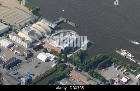 'Le Roi Lion'-tente (L) et le site de construction du nouveau théâtre musical (R) sont visibles dans le port de Hambourg, Allemagne, 07 juin 2013. Le quatrième théâtre musical de la 'Stage Entertainment Group" est en construction. Photo : Marcus Brandt Banque D'Images