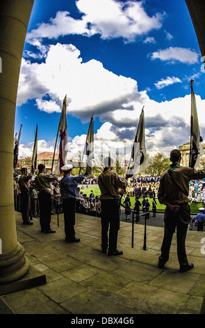 Les responsables scouts avec des drapeaux au St George's Day Parade - Oeil de New York. Banque D'Images